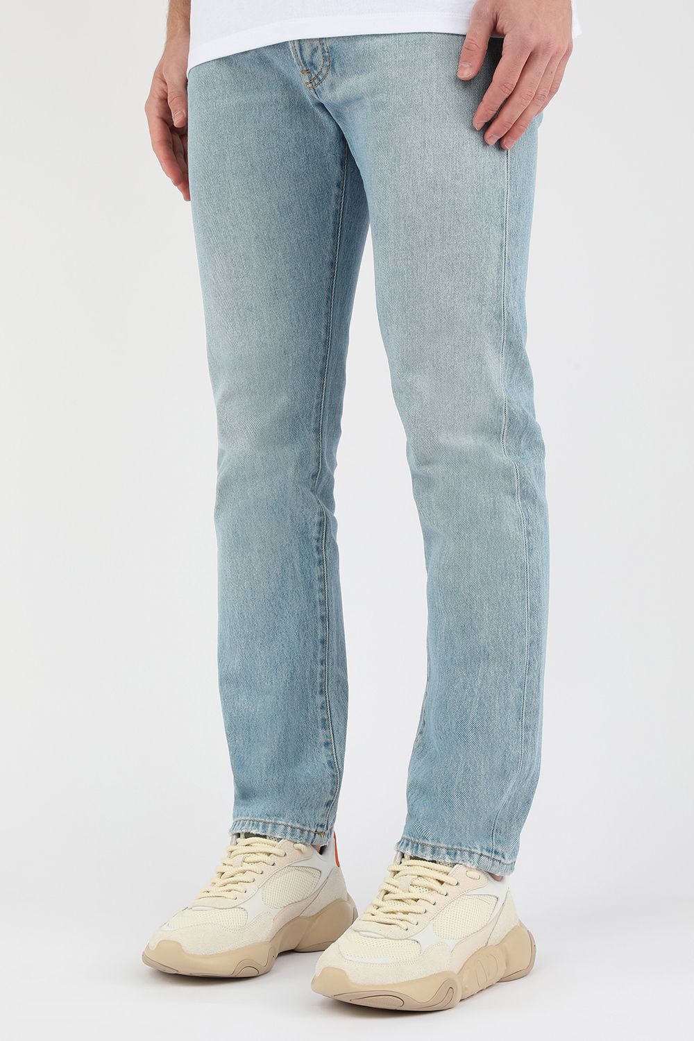 תמונת כל הלוק של נעלי סניקרס לבנות באבאל באק